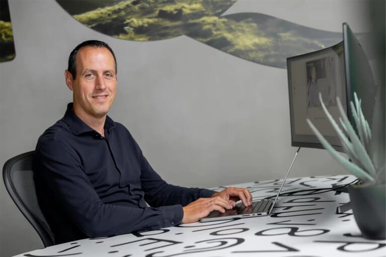 Man achter een bureau