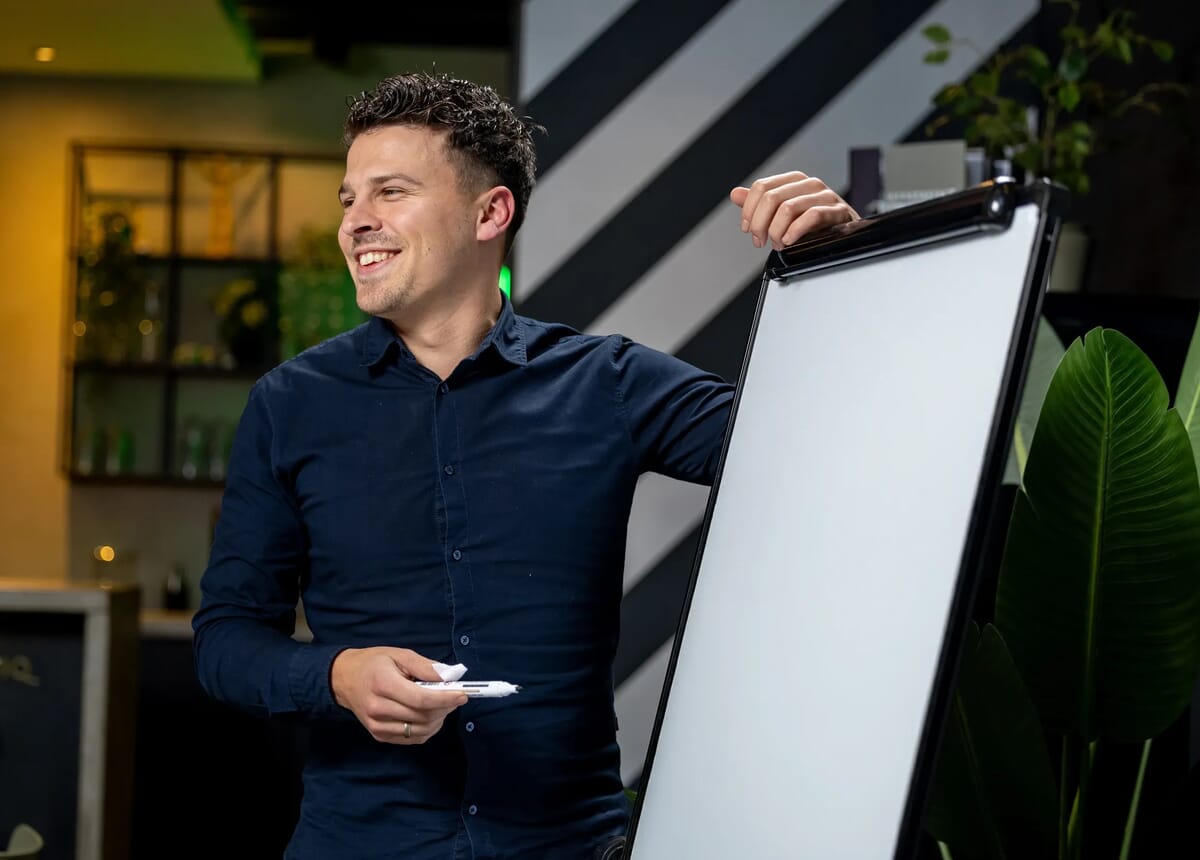 Een man naast een bord