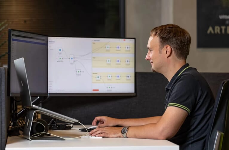 Een man achter een beeldscherm