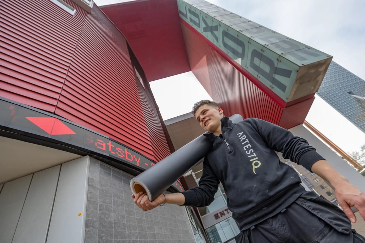 Een man met een rol op zijn nek