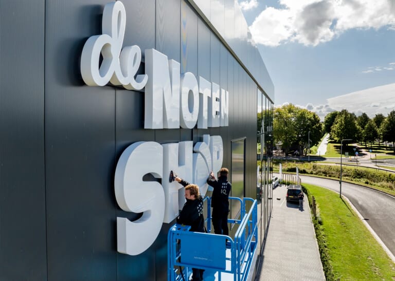 Mensen in een hoogwerker