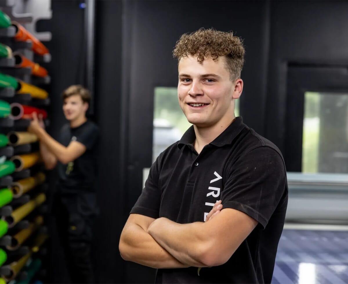 Een man met zijn armen over elkaar