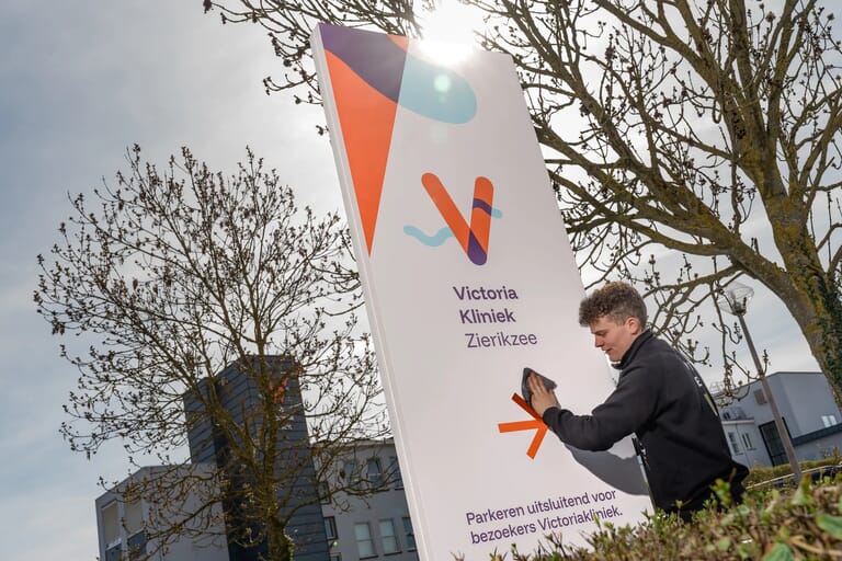 zuil_victoria_kliniek_sign_project_artestiq_sign_bedrijf_zeeland_bruinisse