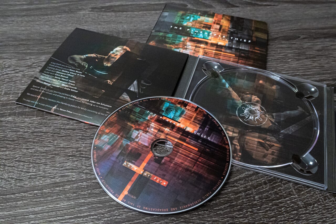 Foto's in artwork van The Pineapple Thief's "Hold Our Fire"