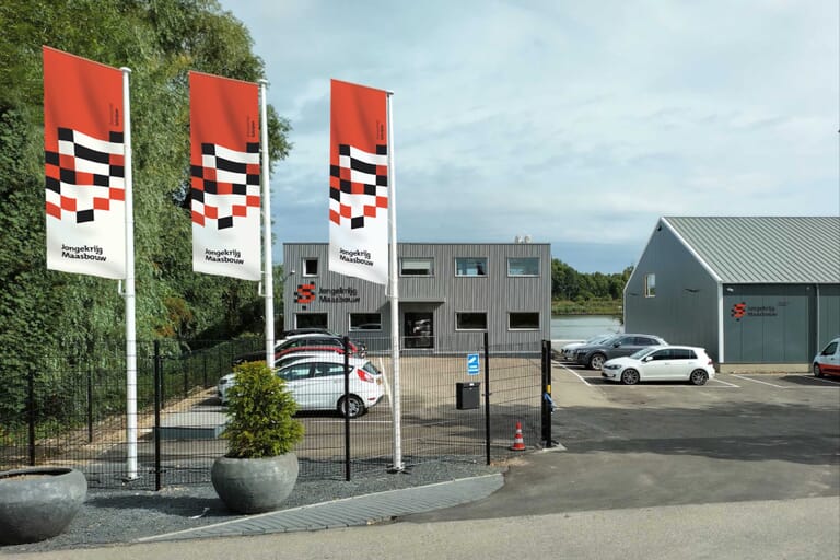 2018 Uitbreiding naar Puttershoek en ontstaan Bouwgroep Schrijver In 2018 zette Bouwbedrijf Schrijver een volgende groeistap met de overname van Bouwbedrijf A. Jongekrijg en Bouwbedrijf Maasbouw. De twee bedrijven gingen samen verder onder één dak in Puttershoek. Met inmiddels drie vestigingen werd Bouwgroep Schrijver opgericht, met als doel een eenduidige en professionele uitstraling naar buiten én een uniforme werkwijze intern te realiseren.
