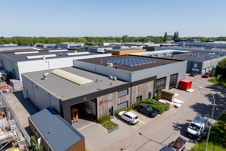 2022 Oprichting Schrijver Prefab Solutions In 2022 werd de dienstverlening van Bouwgroep Schrijver verder uitgebreid met de oprichting van Schrijver Prefab Solutions. Met een eigen team van zeven medewerkers worden houtskeletbouw gevel- en dakelementen geproduceerd, die toegepast worden in eigen projecten. Deze stap markeerde een belangrijke focus op innovatie en meer onafhankelijkheid binnen het bedrijf.