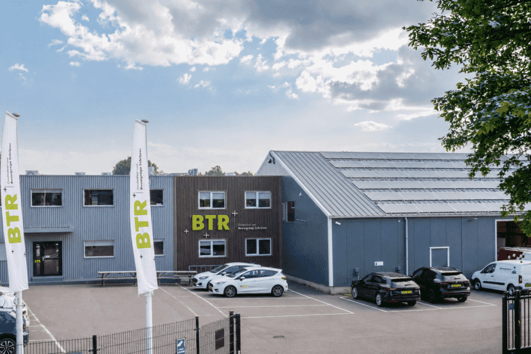 2023 Overname BTR Architectuur en Bouwkunde In 2023 nam Bouwgroep Schrijver BTR Architectuur en Bouwkunde over. Deze overname was een logische stap om in te spelen op de toenemende vraag naar design & build-projecten en om ook in de planvoorbereidingsfase sterker te staan. Met deze uitbreiding kon Bouwgroep Schrijver niet alleen bouwen, maar ook ontwerpen, waardoor innovatie en ontwikkeling nog meer centraal gingen staan in de dienstverlening.