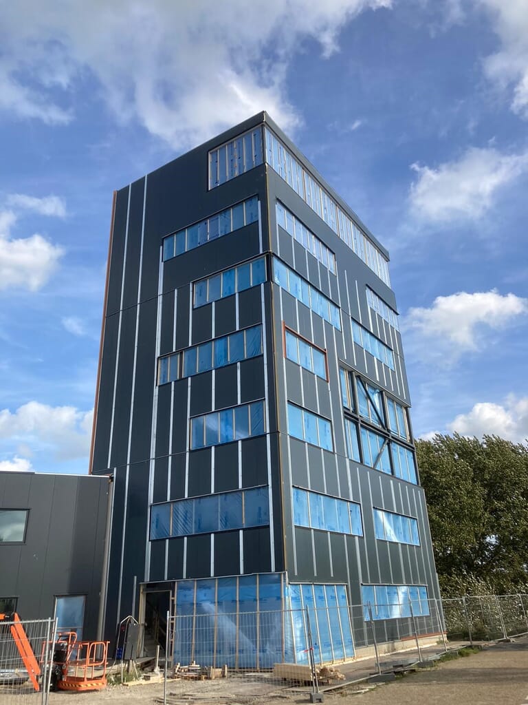 Oplevering kantoortoren en bedrijfsgebouwen "Scheldezicht" in Vlissingen