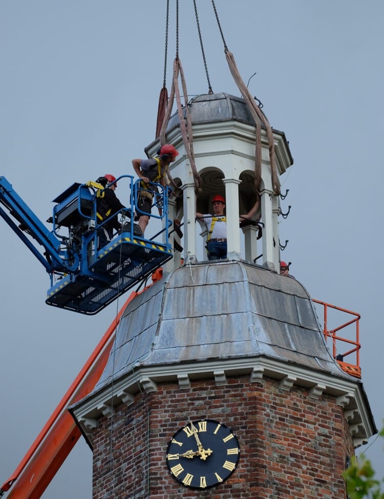 Torenspits van de Maartenskerk in ’s-Gravenpolder afgezaagd voor restauratie
