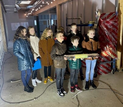 Leerlingen de Rieburch plaatsen tijdscapsule – Brede School Sint-Maartensdijk