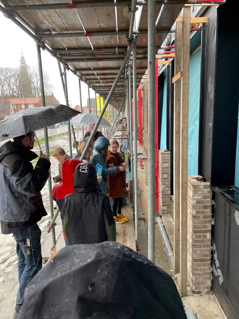 Leerlingen de Rieburch plaatsen tijdscapsule – Brede School Sint-Maartensdijk