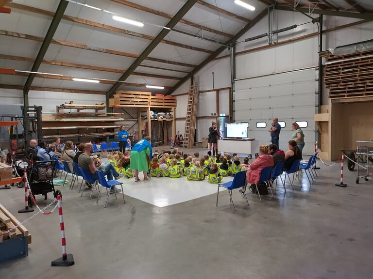 Kleuters van CBS De Schelp bezoeken de bouwplaats