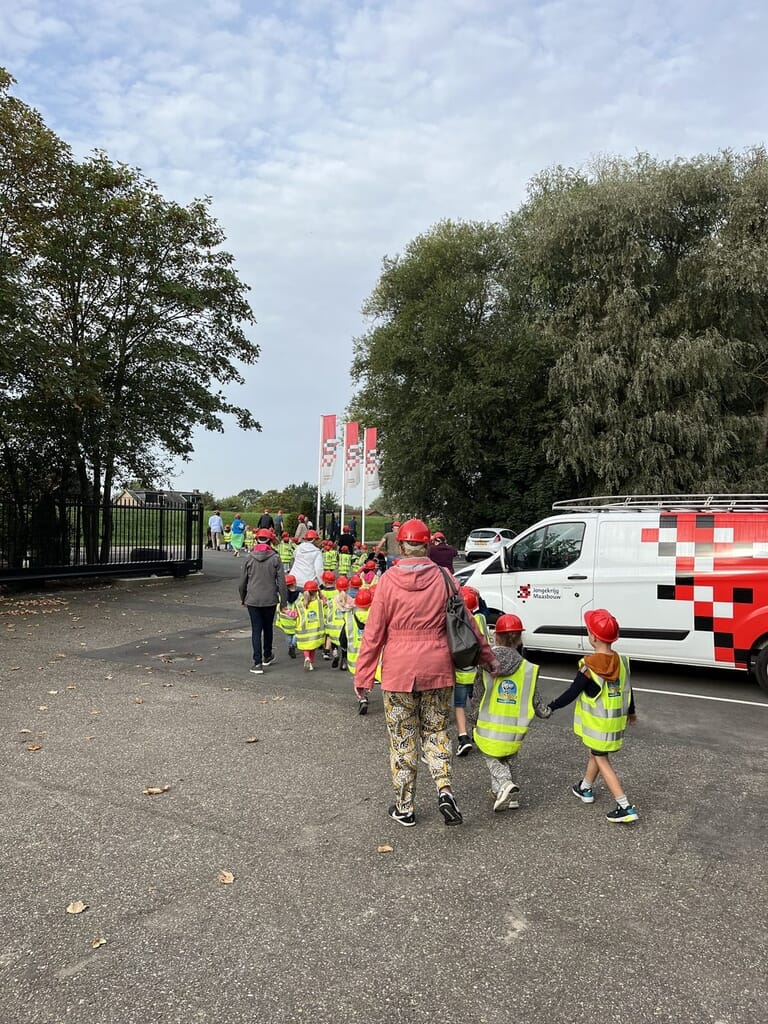 Kleuters van CBS De Schelp bezoeken de bouwplaats