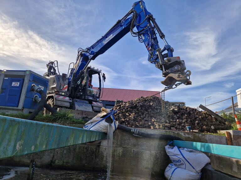 Restauratiewerkzaamheden oude sluis Stavenisse