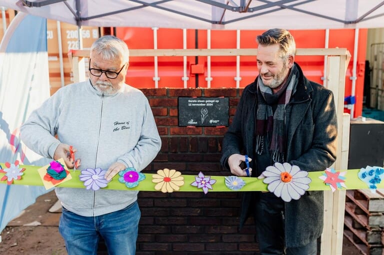 Feestelijk eerste steenlegging Crocuslaan
