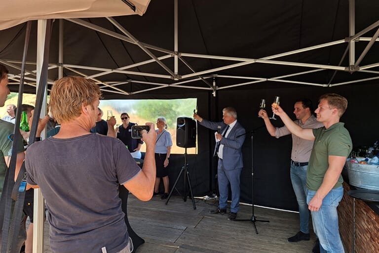 De bouw van "De Valkse Weide" in Barneveld is officieel van start.