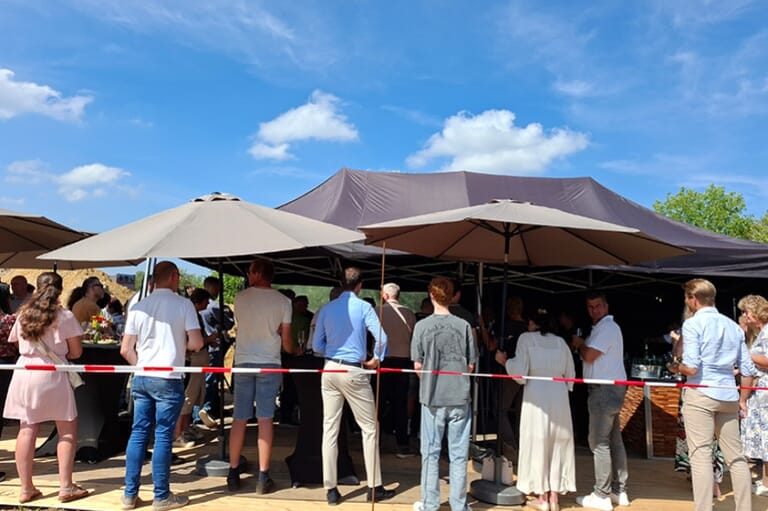 De bouw van "De Valkse Weide" in Barneveld is officieel van start.