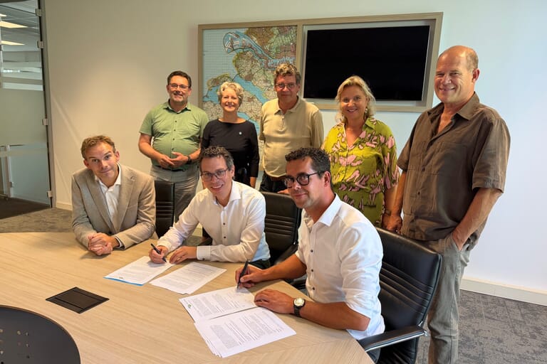 Officieel moment voor het ondertekenen van een mooie samenwerking!