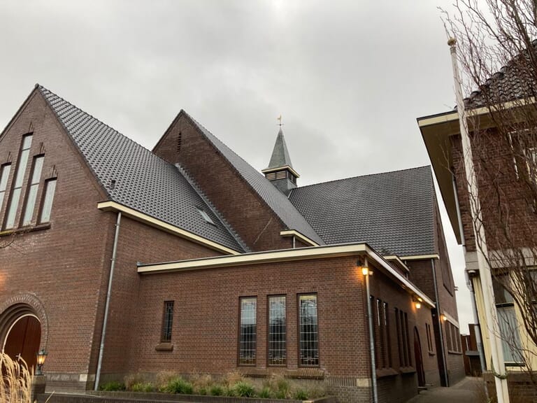 Dakrenovatie kerk Gereformeerde Gemeente