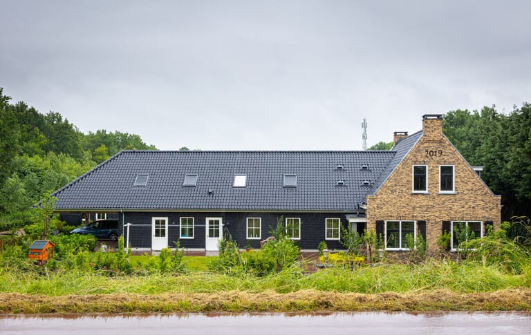 Nieuwbouw woonboerderij met 2 bijgebouwen