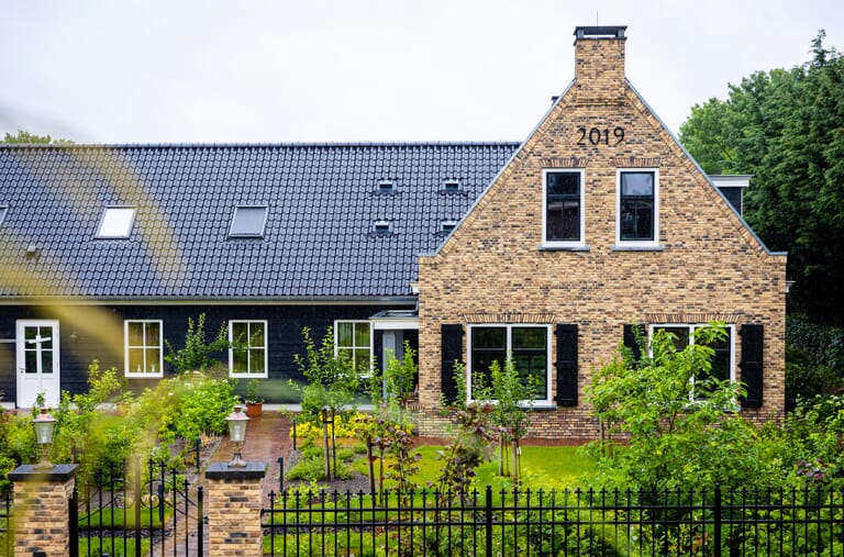 Nieuwbouw woonboerderij met 2 bijgebouwen
