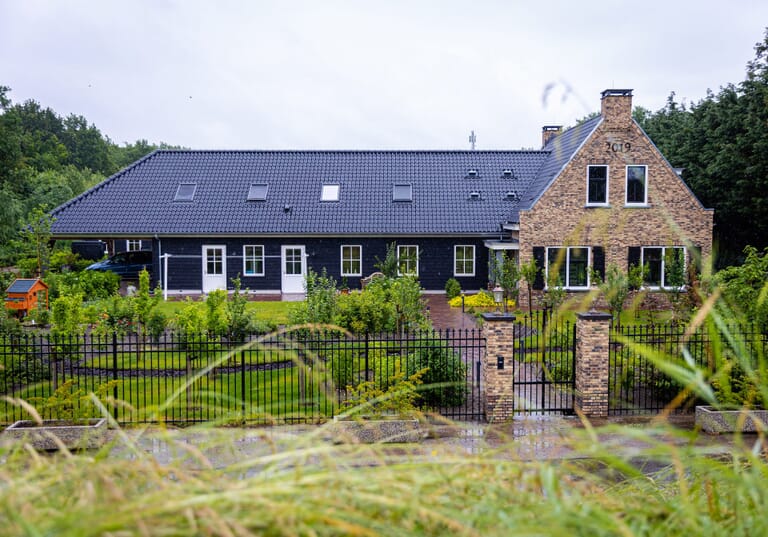 Nieuwbouw woonboerderij met 2 bijgebouwen