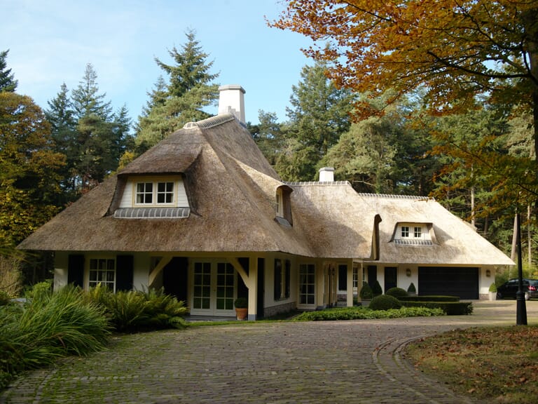 Vrijstaande villa met rieten kap in Doorn