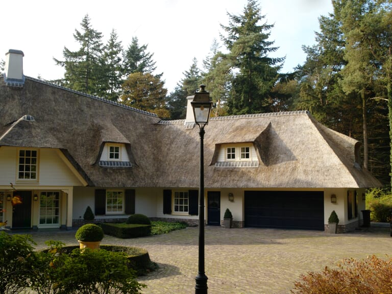 Vrijstaande villa met rieten kap in Doorn