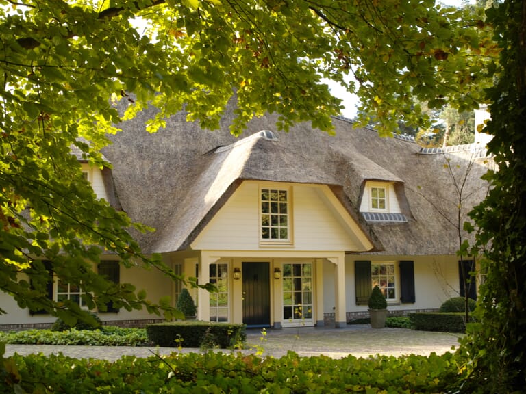 Vrijstaande villa met rieten kap in Doorn