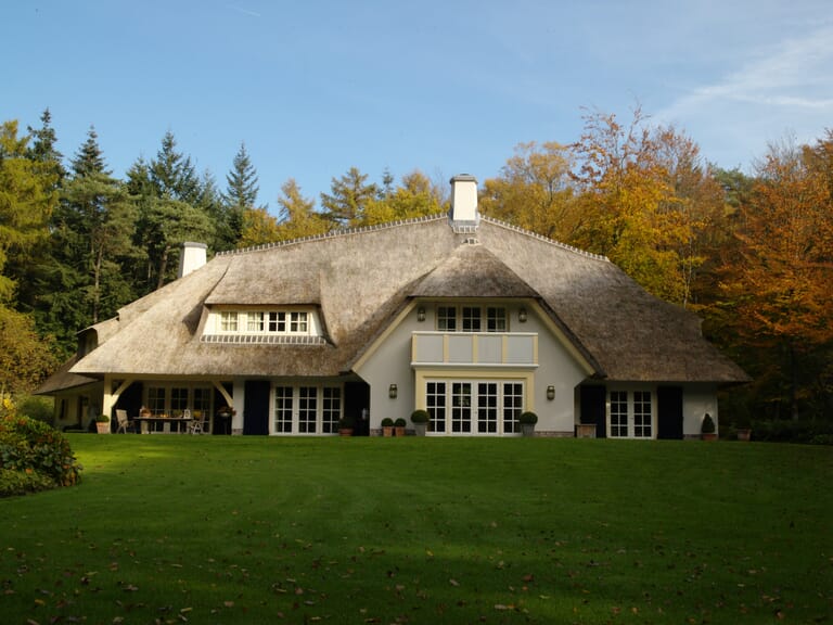 Vrijstaande villa met rieten kap in Doorn