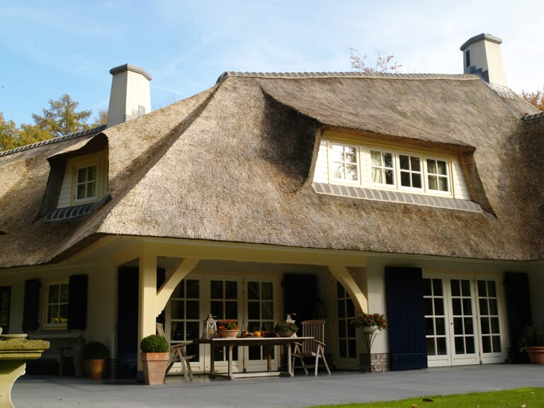 Vrijstaande villa met rieten kap in Doorn