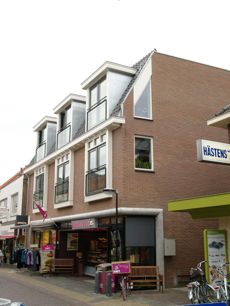 6 appartementen en 2 winkels