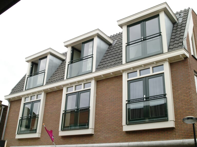 6 appartementen en 2 winkels