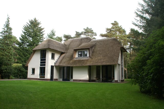 Wit gestucte woning met rieten kap
