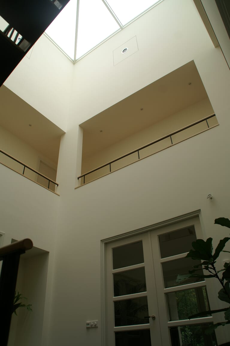 Wit gestucte woning met rieten kap