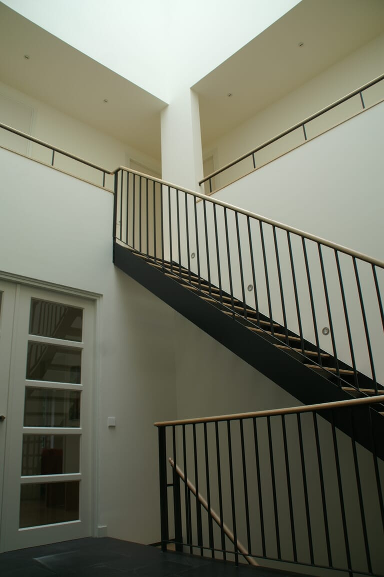 Wit gestucte woning met rieten kap