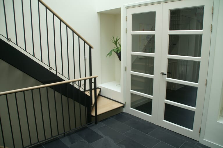 Wit gestucte woning met rieten kap