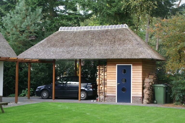 Wit gestucte woning met rieten kap