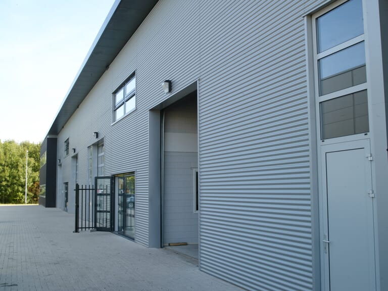 Bedrijfsverzamelgebouw design en construct opdracht