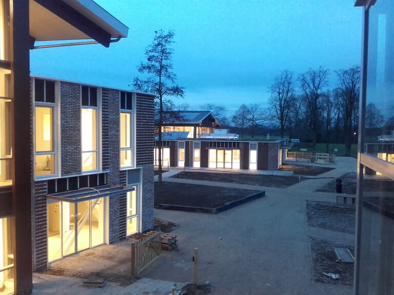 Nieuwbouw zorgappartementen met dagbesteding, "Radeland", in Brummen