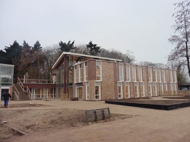 Nieuwbouw zorgappartementen met dagbesteding, "Radeland", in Brummen