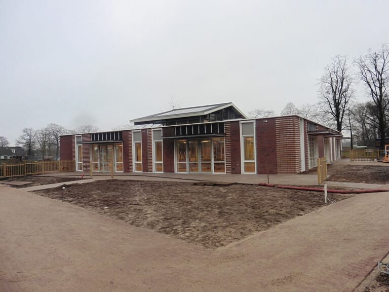 Nieuwbouw zorgappartementen met dagbesteding, "Radeland", in Brummen