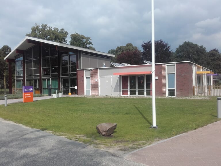 Nieuwbouw zorgappartementen met dagbesteding, "Radeland", in Brummen