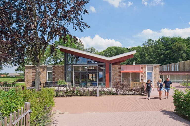 Nieuwbouw zorgappartementen met dagbesteding, "Radeland", in Brummen