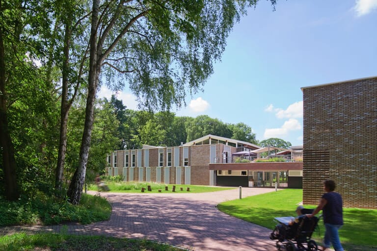 Nieuwbouw zorgappartementen met dagbesteding, "Radeland", in Brummen