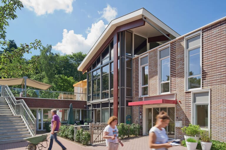Nieuwbouw zorgappartementen met dagbesteding, "Radeland", in Brummen