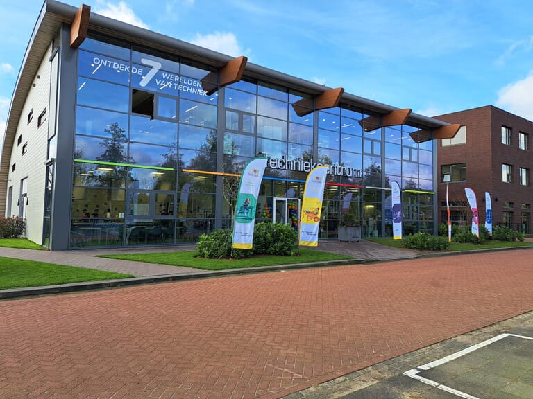 Techniekhal en huiskamer en interne verbouwingen