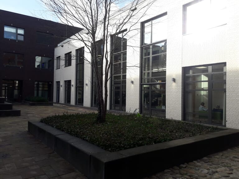 Techniekhal en huiskamer en interne verbouwingen