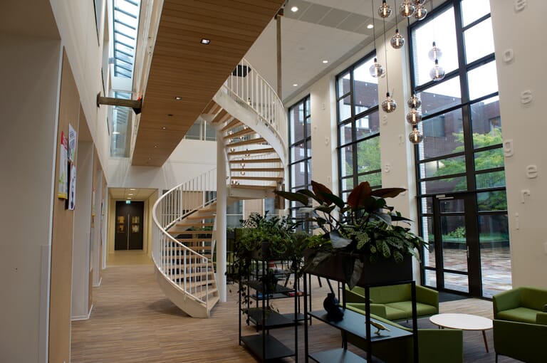 Techniekhal en huiskamer en interne verbouwingen