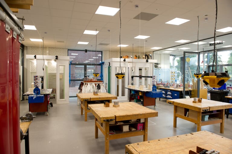 Techniekhal en huiskamer en interne verbouwingen